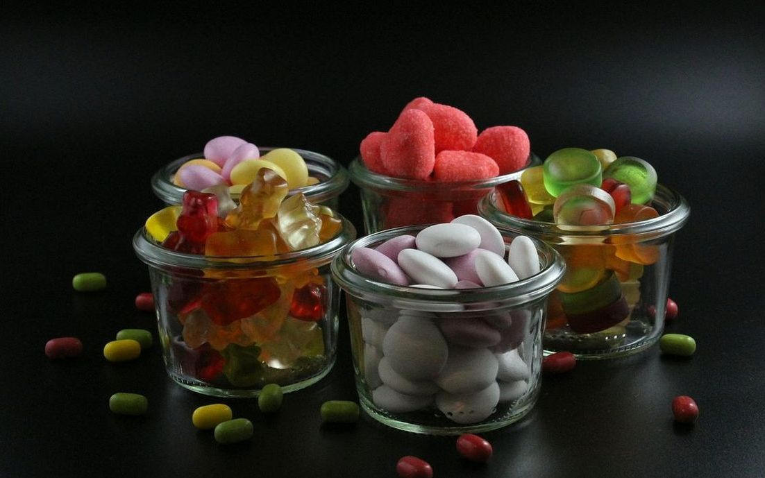 500 Fabulous Sweets lollipops in a clear jar